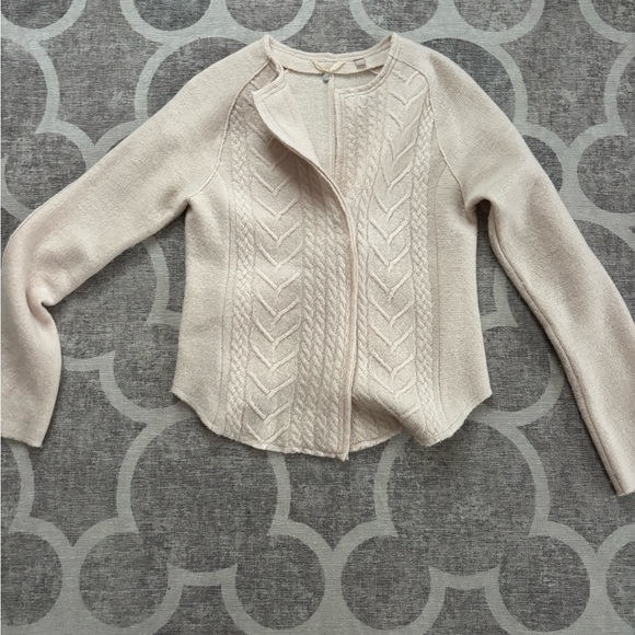 Elegant Cream Cable Knit Sweater - Picture 1 of 4